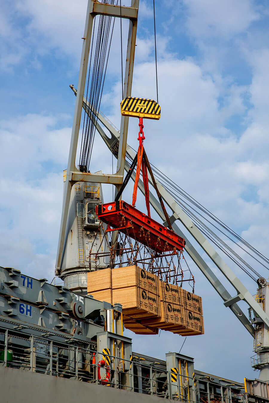ship's gear unloading dimensional lumber